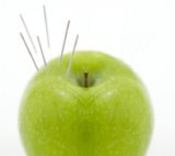 Äpple med akupunkturnålar